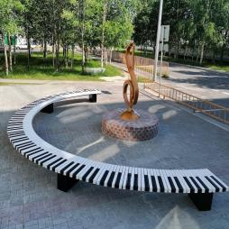 Площадка перед зданием Детской школы искусств города Радужный